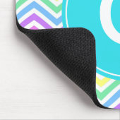 Modern, cool, trendy Regenbogen-Chevron-Monogramm Mousepad (Ecke)