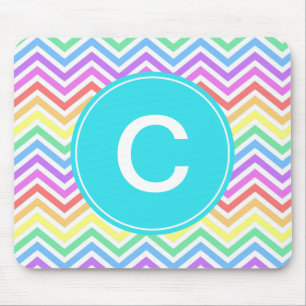 Modern, cool, trendy Regenbogen-Chevron-Monogramm Mousepad
