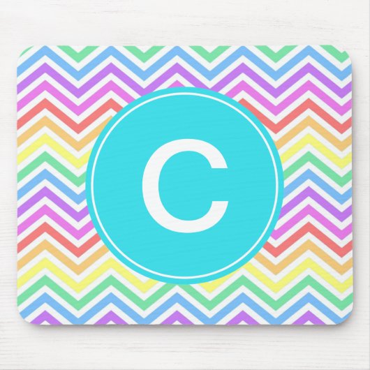 Modern, cool, trendy Regenbogen-Chevron-Monogramm Mousepad (Vorne)