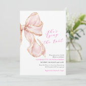 Modern Coquette Pink Bow Bridal Shower Einladung (Stehend Vorderseite)