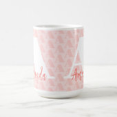 Modern Coral Initial White Letter Script Kaffeetasse (Mittel)