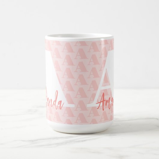 Modern Coral Initial White Letter Script Kaffeetasse (Mittel)