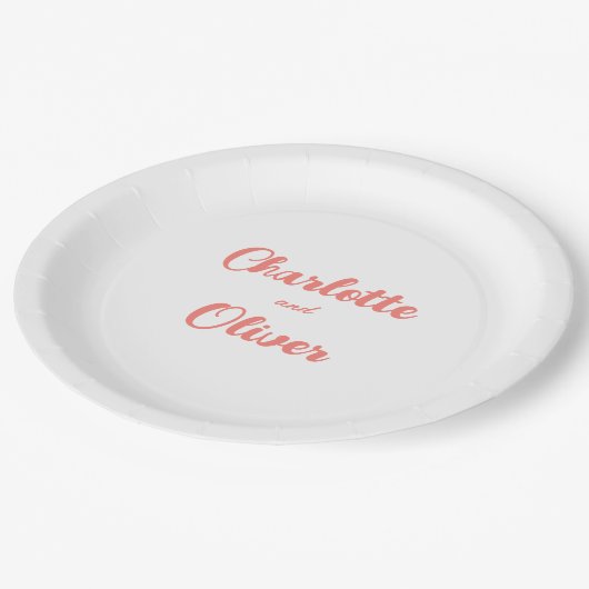 Modern Coral Pink Script Wedding Party Pappteller (Schrägansicht)