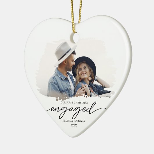 Modern Couple Foto First Christmas Verlobt Keramik Ornament (Links)