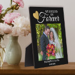 Modern Couple Wedding Foto Gold Heart Quote Black Fotoplatte<br><div class="desc">Modernes Ehepaar Foto Rahmen personalisiert mit Name und Datum. Das Zitat "Wir haben uns für immer entschieden" fügt der Foto-Plakette ein romantisches Element hinzu.</div>
