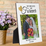 Modern Couple Wedding Foto Gold Heart Quote Fotoplatte<br><div class="desc">Modernes Ehepaar Foto Rahmen personalisiert mit Name und Datum. Das Zitat "Wir haben uns für immer entschieden" fügt der Foto-Plakette ein romantisches Element hinzu.</div>