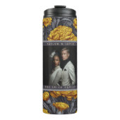 Modern Custom Carnation Floral Barn Wedding Thermosbecher (Vorderseite)