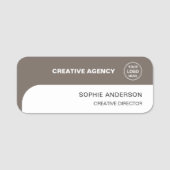 Modern Custom Logo Taupe Employee Staff Namensschild (Vorderseite)