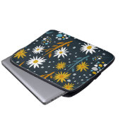 Modern Daisies Pattern on Dark Blue Laptopschutzhülle (Vorne Knopf)
