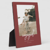 Modern Deep Red "Engaged" Script Couple Photo Fotoplatte (Seite)