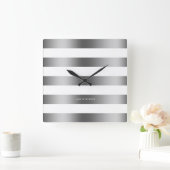 Modern Design Silver Stripes Over White Background Quadratische Wanduhr (Zuhause)