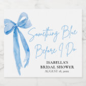 Modern Dusty Blue Bow Etwas Blue Brautparty Schaumweinetikett (Einzelnes Label)