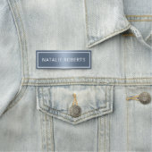 Modern Dusty Blue Hair Stylist Makeup Artist Namensschild (Beispiel)