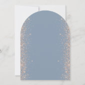 Modern Dusty Blue Peach Glitzer Arch Wedding Einladung (Rückseite)