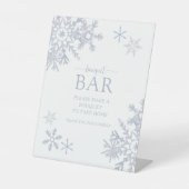 Modern Dusty Blue Snowflake Winter Bouquet Bar Sockelschild (Vorderseite)