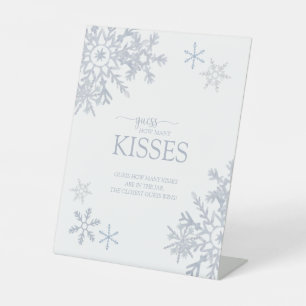 Modern Dusty Blue Snowflake Winter Wie viele Küsse Sockelschild