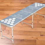 Modern Dusty Blue Wedding Beer Pong Tisch<br><div class="desc">Ein moderner,  staubblauer Bierpongtisch für Ihre Hochzeitsfeiern und das neuvermählte Leben mit Becherlayouts,  Ihren Namen und Ihrem Hochzeitsdatum,  Teambräu- und Bräutigenseiten und weißer Schrift und Typografie.</div>