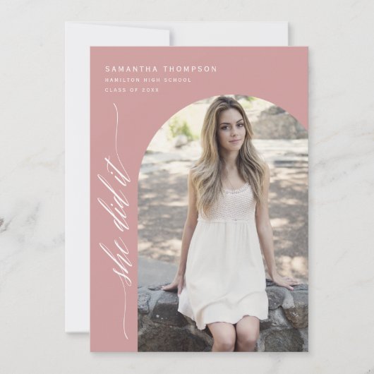 Modern Dusty Pink sie tat es Abschluss Arch Foto Einladung (Vorderseite)