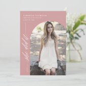 Modern Dusty Pink sie tat es Abschluss Arch Foto Einladung (Stehend Vorderseite)