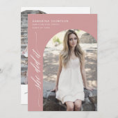 Modern Dusty Pink sie tat es Abschluss Arch Foto Einladung (Vorne/Hinten)