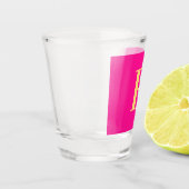 Modern einfaches Monogramm Hot Pink Schnapsglas (Links)