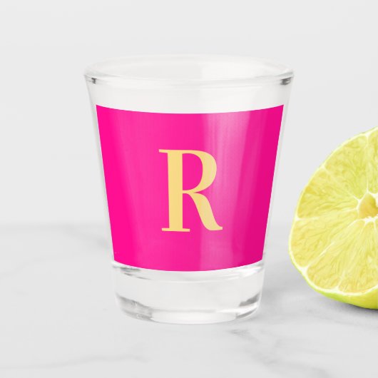 Modern einfaches Monogramm Hot Pink Schnapsglas (Vorderseite)