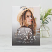 Modern Elegance Class of 2026 Photo Graduation Einladung (Stehend Vorderseite)