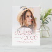 Modern Elegance Class of 2026 Photo Graduation Einladung (Stehend Vorderseite)