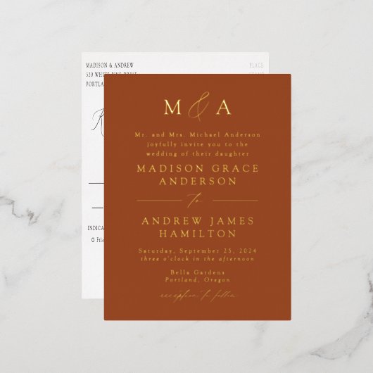 Modern Elegance Monogram Terracotta und Gold Folie Einladungspostkarte (Vorderseite/Rückseite)