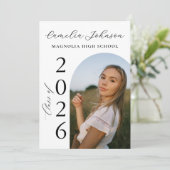 Modern Elegant Black Bow Arch Photo Graduation Einladung (Stehend Vorderseite)