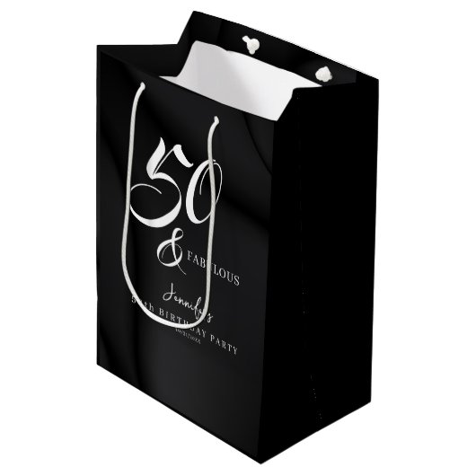 Modern Elegant Black White Fifty Fabulous Birthday Mittlere Geschenktüte (Vorderseite Schrägansicht)