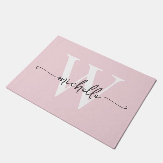 Modern Elegant Blush Pink Monogram Name Script Fußmatte (Schrägansicht)