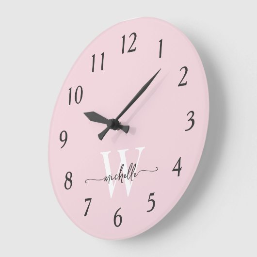 Modern Elegant Blush Pink Monogram Name Script Große Wanduhr (Winkel)