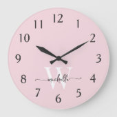 Modern Elegant Blush Pink Monogram Name Script Große Wanduhr (Vorderseite)