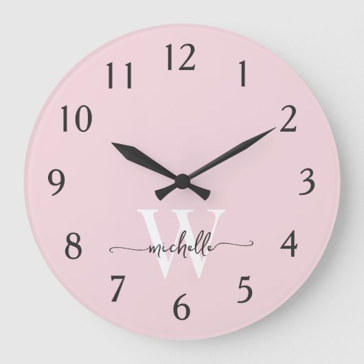 Modern Elegant Blush Pink Monogram Name Script Große Wanduhr (Vorderseite)