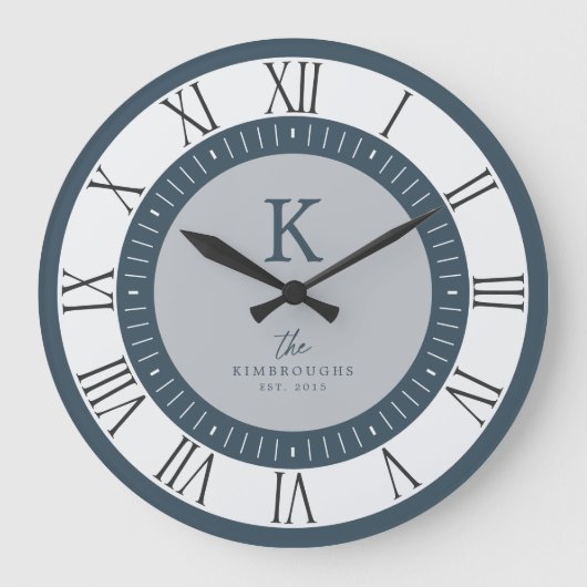 Modern Elegant Dusty Blue Gray Monogram Family Große Wanduhr (Vorderseite)