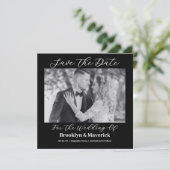 Modern Elegant Script Black White Wedding Photo Save The Date (Stehend Vorderseite)