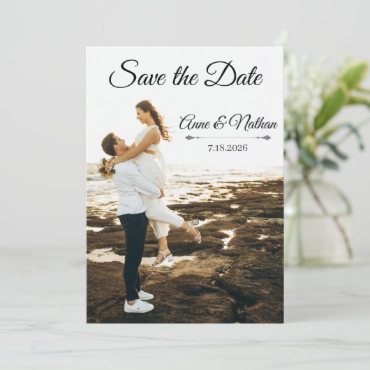 Modern Elegant Script Photo Wedding Save The Date (Stehend Vorderseite)