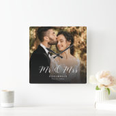 Modern Elegant Script Wedding Photo Newlywed Chic Quadratische Wanduhr (Zuhause)