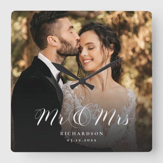 Modern Elegant Script Wedding Photo Newlywed Chic Quadratische Wanduhr (Vorderseite)