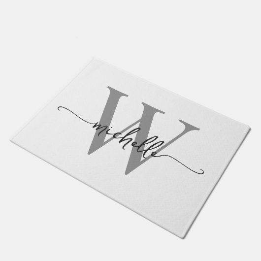 Modern Elegant White Gray Monogram Name Script Fußmatte (Schrägansicht)