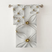 Modern Elegant White Leather Tufted Gold Badhandtuch Set (Insitu)