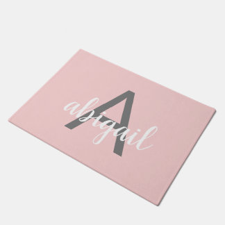 Modern Eleganter Rosa Girly Gray Monogramm Name Fußmatte