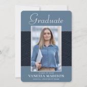 Modern | Elegantes Script Dusty Blue 1 Foto Grad Ankündigung (Vorderseite)