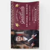 Modern Elegantes Script Gold Abschluss Foto Maroon Banner (Vertikal)