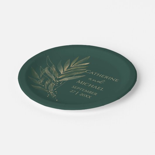 Modern Emerald Green Gold Leaf Wedding Monogram Pappteller (Schrägansicht)