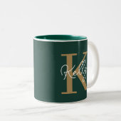 Modern Emerald Green Gold Monogram Script Zweifarbige Tasse (VorderseiteRechts)