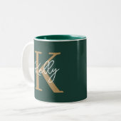 Modern Emerald Green Gold Monogram Script Zweifarbige Tasse (Vorderseite Links)