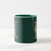 Modern Emerald Green Gold Monogram Script Zweifarbige Tasse (Mittel)