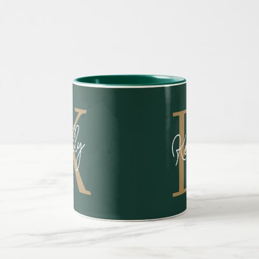 Modern Emerald Green Gold Monogram Script Zweifarbige Tasse (Mittel)